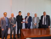 رئيس جامعة حلوان الأهلية يكرم الطالب عبد الرحمن بطل إفريقيا في المصارعة الحرة