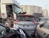 تهشم 7 سيارات بعد اصطدام تريلا بها داخل معرض بالقطامية.. صور