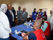 رئيس جامعة حلوان يتفقد المبادرات الطبية للكشف المبكر عن الأورام والأمراض المزمنة
