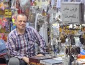في قلب شارع المعز.. "عم شريف" يكرم قصار القامة بطريقة غير تقليدية!