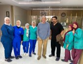 محمود حميدة يزور صبري عبد المنعم للإطمئنان عليه ويلتقط صورة مع الطاقم الطبي