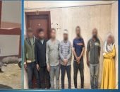 خلاف على طفل السبب.. ضبط شخص تسلق سور مدرسة وروع العاملين بسلاح(فيديو)