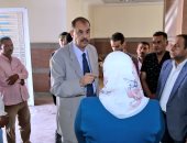 محافظ سوهاج يتفقد معرض تسويق المنتجات الحرفية بحى الكوثر