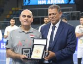 خالد فتحي يهدي باستور درع اتحاد اليد