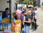 سوق اليوم الواحد فى شارع الصوامع بحى إمبابة يستقبل المواطنين.. صور