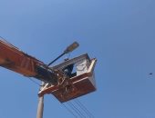 صيانة وتركيب كشافات جديدة لتحسين منظومة الإنارة بقرية النخيلة فى مركز أبوتيج