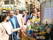 محافظ البحيرة تتفقد قوافل المواد الغذائية التابعة لهيئة الإصلاح الزراعى