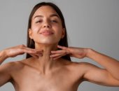 من غير عمليات تجميل.. تمارين تحمى رقبتك من التجاعيد والترهل