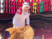 خالد أبو ماشى.. حارس التراث البدوي في سيناء.. أعاد إحياء وحضور بيت الشعر التقليدى بعد الاندثار.. مشغولات "هاند ميد تراثية" تفتح أبواب الرزق لأكثر من 250 أسرة سيناوية.. صناعة زينة الإبل ونسج المفروشات من الوبر