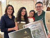 كريستين زاهر أول أستاذة جامعية مسيحية تخرجت فى قسم الدراسات الإسلامية بجامعة بورسعيد.. زكاها شيخ الأزهر محمد سيد طنطاوى.. وتبعث رسالة محبة قائلة: "الدين المعاملة والعلم لا يُميز صاحبه بلون أو عرق أو ديانة"..صور
