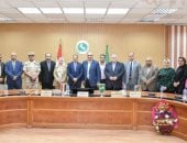 محافظ الشرقية يُسلم ملابس الإحرام وتأشيرات السفر لحجاج الجمعيات
