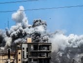 حماس تعلن الإفراج عن الجندي الأميركي عيدان ألكسندر.. نتنياهو يرفض تجميد العمليات العسكرية.. الاحتلال يقصف مدارس ومخيمات.. الصحة الفلسطينية تعلن ارتفاع ضحايا غزة إلى 52 ألفا.. والمجتمع الدولي يحذر من مجاعة محققة