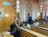 رئيس جامعة أسوان يتفقد امتحانات الفصل الدراسى الثانى بكلية التجارة