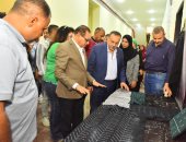 محافظ أسيوط يتابع تدريب 60 فتاة على صناعة "التللى" بالمجمع الحرفى بساحل سليم