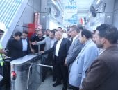 نائب رئيس الوزراء يتفقد محطات الأتوبيس الترددى ويستقل حافلة.. صور