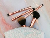 4 أدوات مكياج أساسية لازم تكون فى حقيبتك.. فرشاة الحواجب أبرزها
