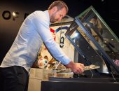 هاري كين يُخلد أولى بطولاته في متحف بايرن ميونخ .. صور