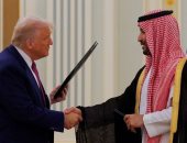 العالم هذا المساء.. أمير قطر يهدى ترامب قلما فاخرا من طراز مونت بلانك.. رفع كسوة الكعبة استعدادا لموسم الحج.. وأبرز الاتفاقيات الموقعة بين السعودية وأمريكا خلال زيارة الرئيس الأمريكى للمملكة