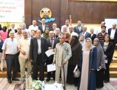 محافظ الفيوم يُكرم عدداً من الأمهات المثاليات