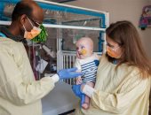 إنجاز علمى.. تعديل الحمض النووى لطفل بعد ولادته لإنقاذه من مرض وراثى