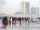 موجة حر خانقة.. تدفع سكان كراتشي للهرب إلى سواحل بحر العرب
