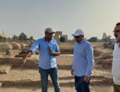 أمين الأعلى للآثار يتفقد موقع حفائر نجع أبو عصبة على طريق الكباش بالأقصر.. صور