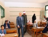 محافظ كفر الشيخ يتابع امتحانات الشهادة الابتدائية الأزهرية بالمعهد النموذجى