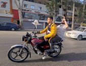 تطير بجانبه كأنها روحه.. مشهد أبهر الملايين لشاب مصرى وطائر عجيب (فيديو)