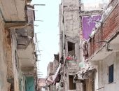 حملة لإزالة العقارات والشرفات الآيلة للسقوط فى وادى القمر بالإسكندرية.. صور