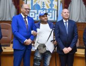 وزير العمل ومحافظ القاهرة يسلمان 60 عقد عمل جديد لذوى الهمم.. صور