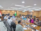 نائب محافظ الجيزة يعقد اجتماعًا لمناقشة خطوات تطوير منطقة عزبة الصفيح
