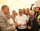 محافظ المنيا يستمع إلى مطالب أهالى جزيرة شارونة ويوجه بصرف إعانات عاجلة