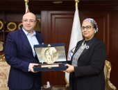المستشارة أمل عمار ومحافظ بنى سويف يعقدان اجتماعا مع فرع القومى للمرأة