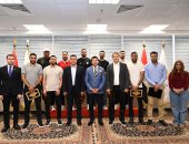 وزير الرياضة يستقبل بعثة الرياضيين العائدين من ليبيا بمقر الوزارة