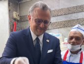 دقة وتقلية وبيزود "ورد".. وجبة كشرى لمستشار ترامب أثناء زيارته للقاهرة.. فيديو