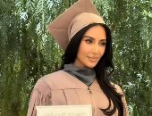 كيم كارداشيان ترتدى روب التخرج احتفالاً بإكمال دراستها للقانون.. صور