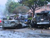 دمار فى كاليفورنيا.. شاهد النيران تلتهم عشرات السيارات والمنازل جراء تحطم طائرة