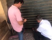 غلق وتشميع 10 محال تجارية وكافتيريات ومقاهى بدون تراخيص بأسوان