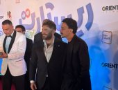 كزبرة يحتضن تامر حسنى ويرقص معه على السجادة الحمراء لفيلم ريستارت