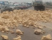 انقلاب سيارة محملة بالحجارة على طريق الإسكندرية الصحراوي