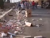 انقلاب شحنة سجائر على الطريق الزراعى بأسوان.. فيديو