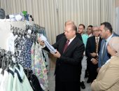 رئيس جامعة المنصورة يفتتح معرض «بصمة خير للملابس»
