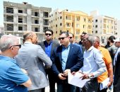وزير الإسكان يتفقد المحاور والطرق الرئيسية بالعاصمة الإدارية والقاهرة الجديدة