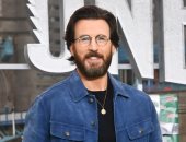 مناسبة سعيدة تحرم كريس إيفانز من حضور عرض فيلمه Honey Don’t