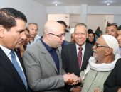 محافظ بنى سويف يستمع لمشاكل واحتياجات أهالى قرية بنى هانئ