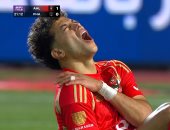 إصابة إمام عاشور بالكتف في مباراة لأهلي وفاركو ونزوله بعد تلقي العلاج