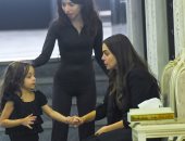 وئام مجدى تستقبل العزاء فى جدتها "تيتة نوال" بمسجد فاطمة الشربتلى