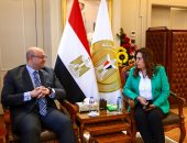 وزيرة التنمية المحلية تتابع مع محافظ بنى سويف الموقف التنفيذى لمشروعات "حياة كريمة"