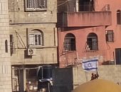 استفزاز جديد.. قوات الاحتلال ترفع علم إسرائيل على قبة مسجد بالضفة الغربية