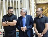 السيناريست إياد صالح يتلقى واجب العزاء فى والده بحضور المقربين